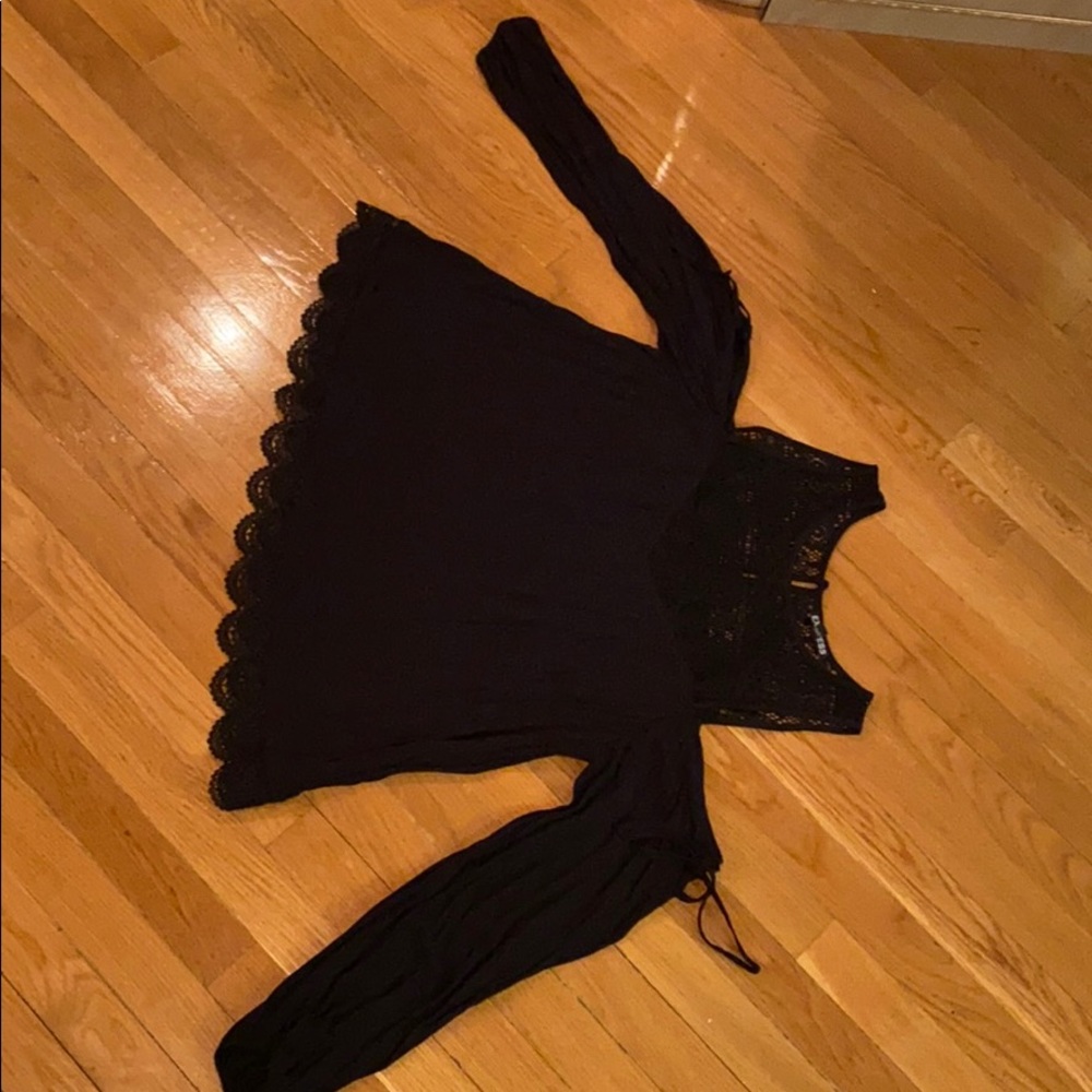 Express open shoulder top. - Picture 6 of 10